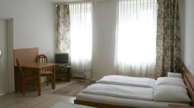Cyrus Bed and Breakfast 2*