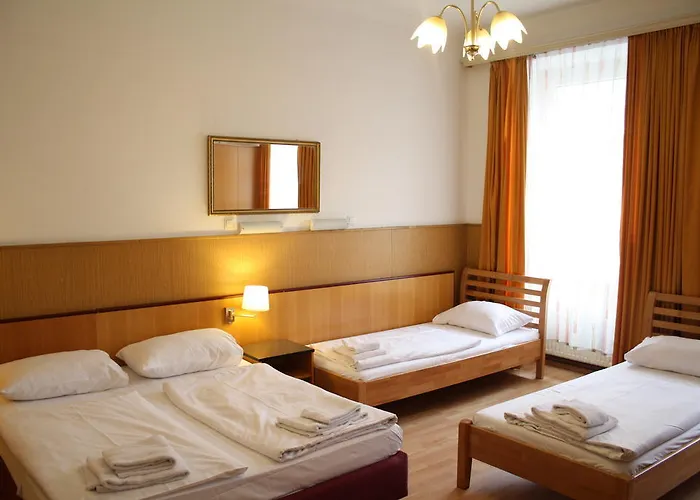 Cyrus Bed and Breakfast 2*